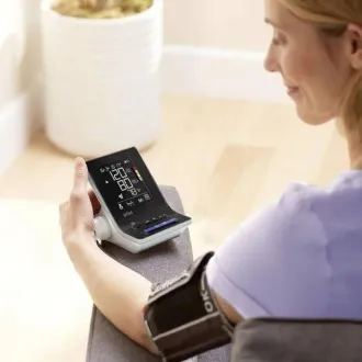 Braun ExactFit 3 mjerač krvnog tlaka za nadlakticu, veliki i jasan zaslon, dvije manžete