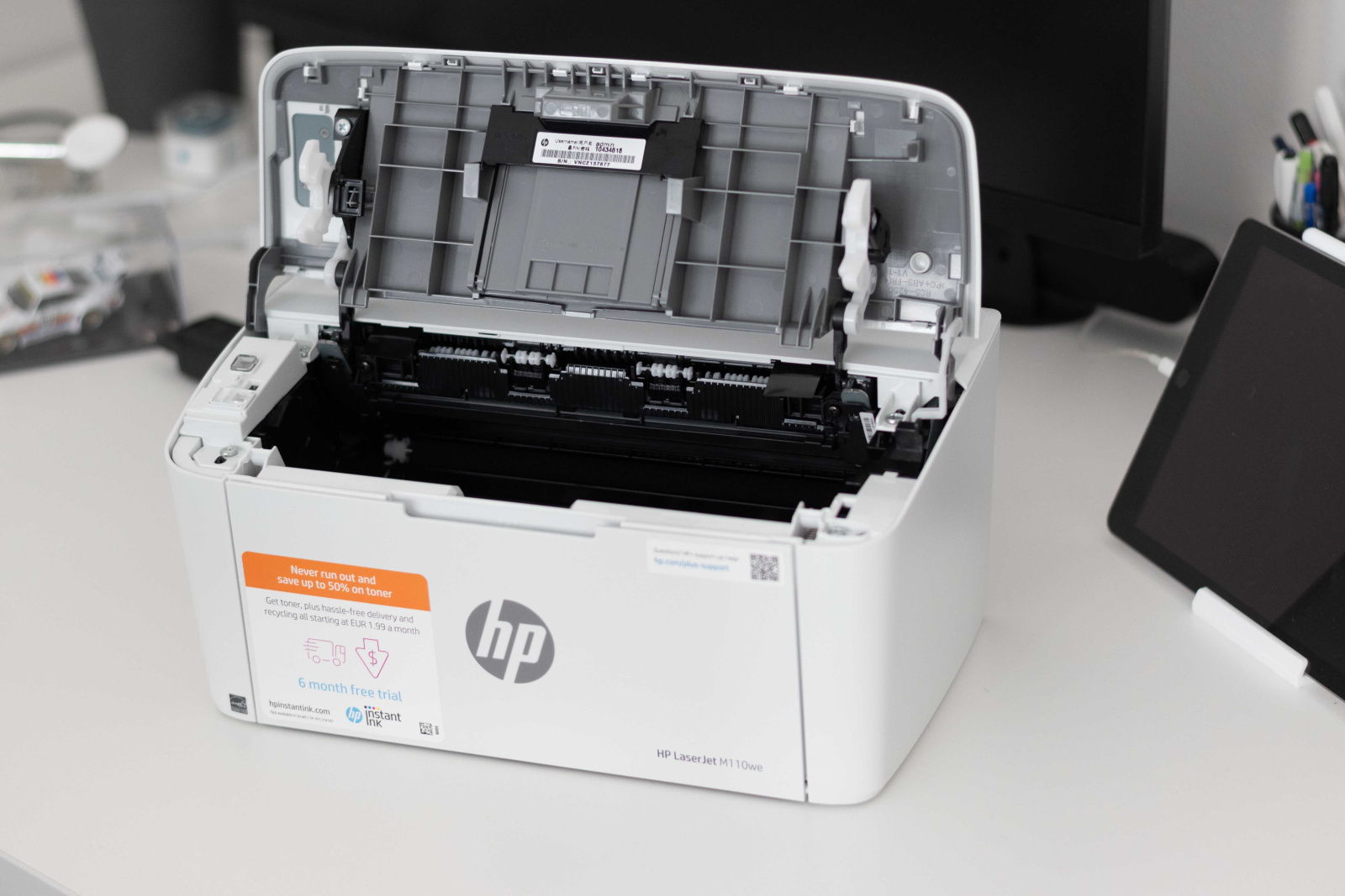 printer HP LaserJet M110we s okrenutom gornjom stranom za umetanje tonera.