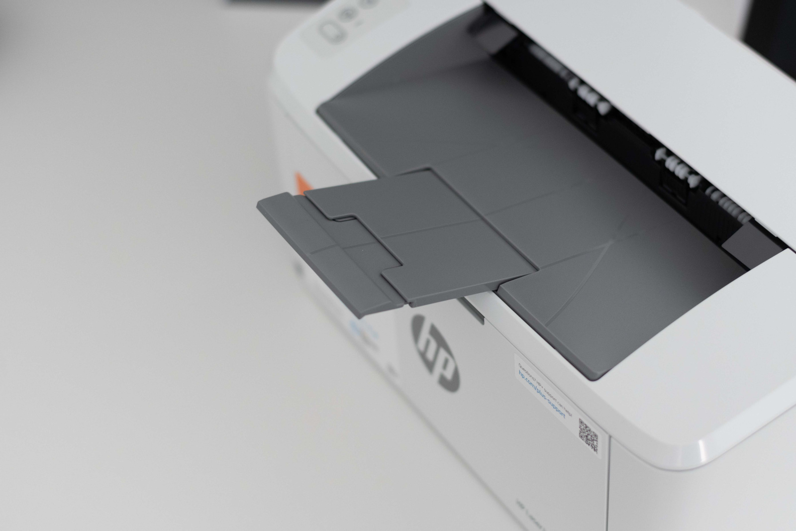printer HP LaserJet M110we s produženim držačem za ispis.