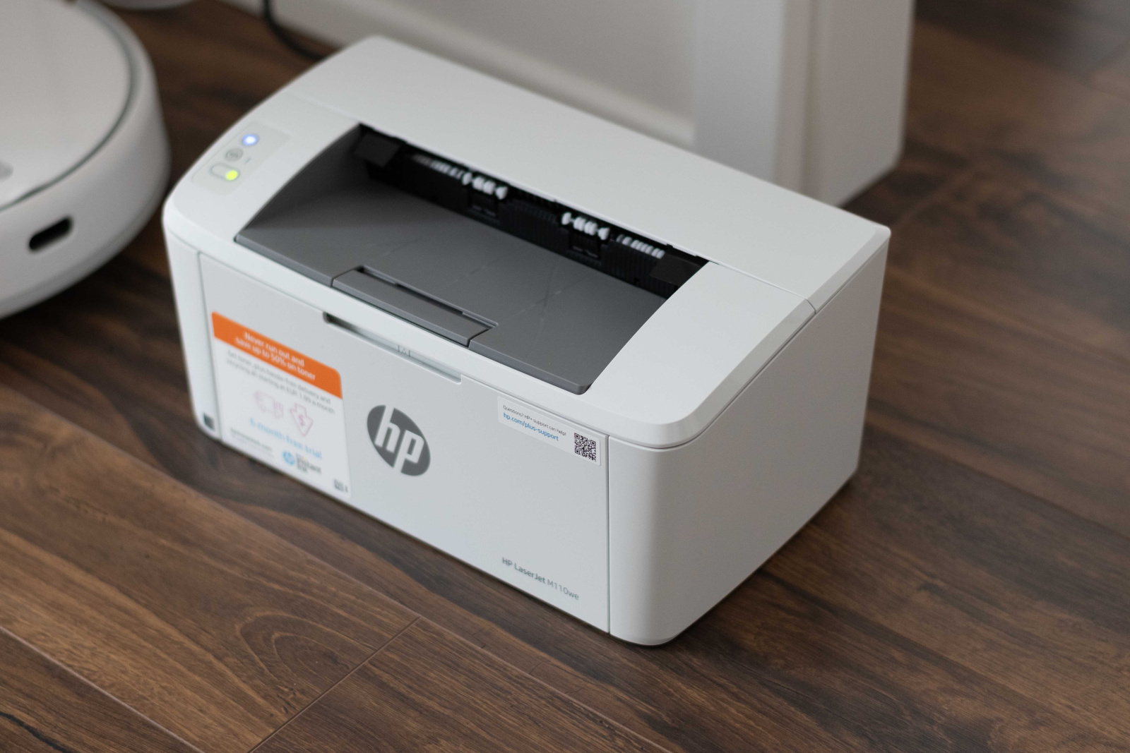 HP LaserJet M110we printer spreman za ispis nakon povezivanja na WiFi.