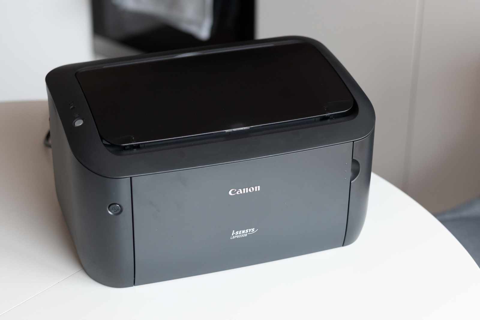 printer Canon i-SENSYS LBP6030B na stolu sprijeda