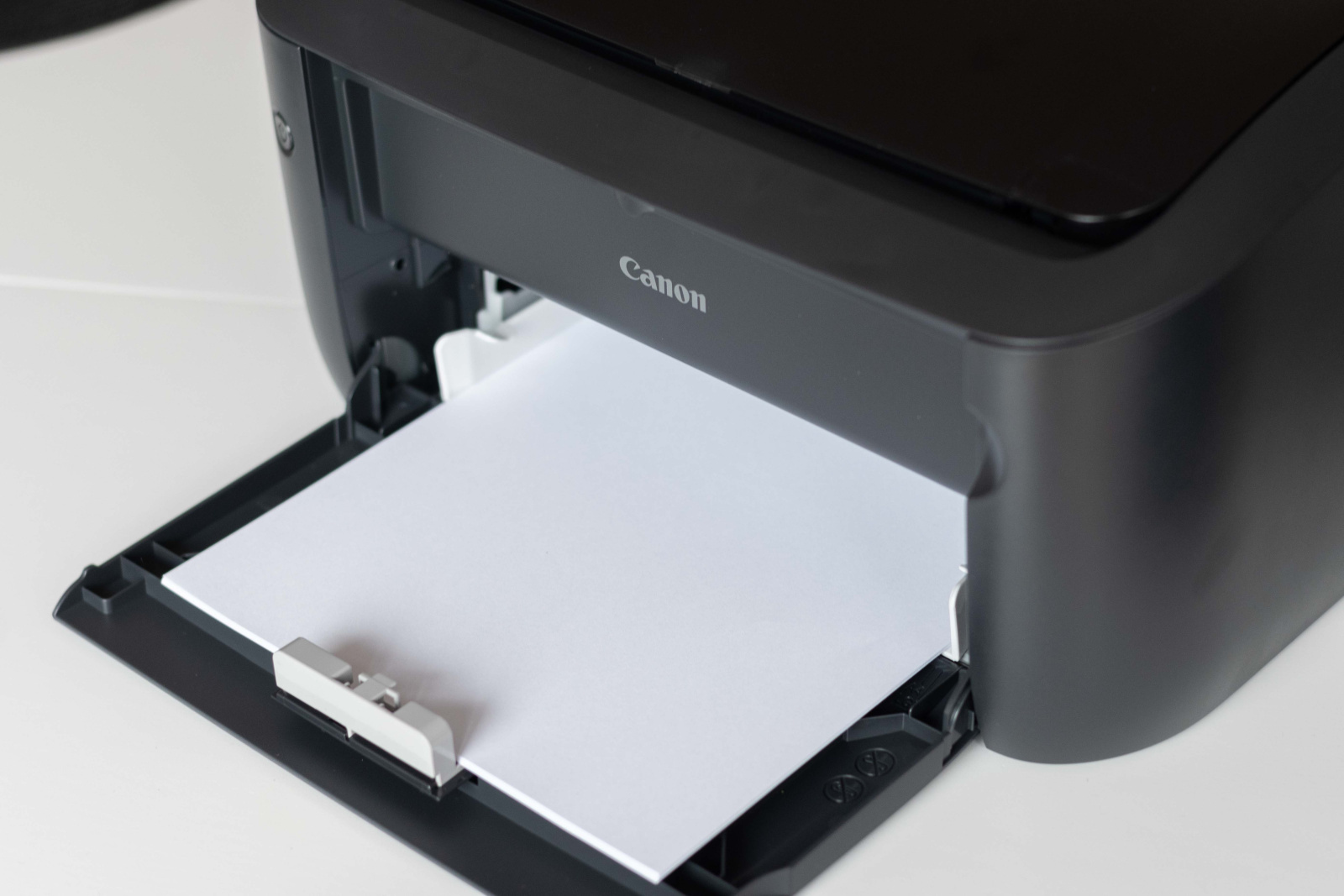 ulagač papira za printer Canon i-SENSYS LBP6030B s nekoliko umetnutih listova