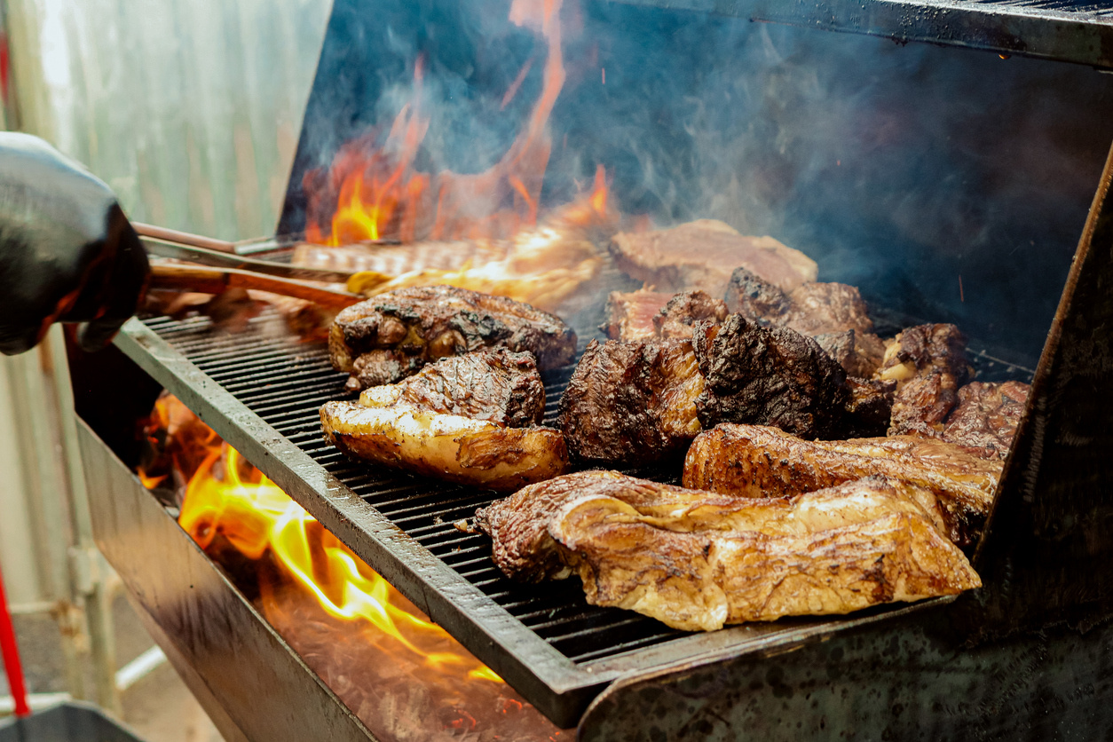 pečenje hrane na roštilju na drveni ugljen