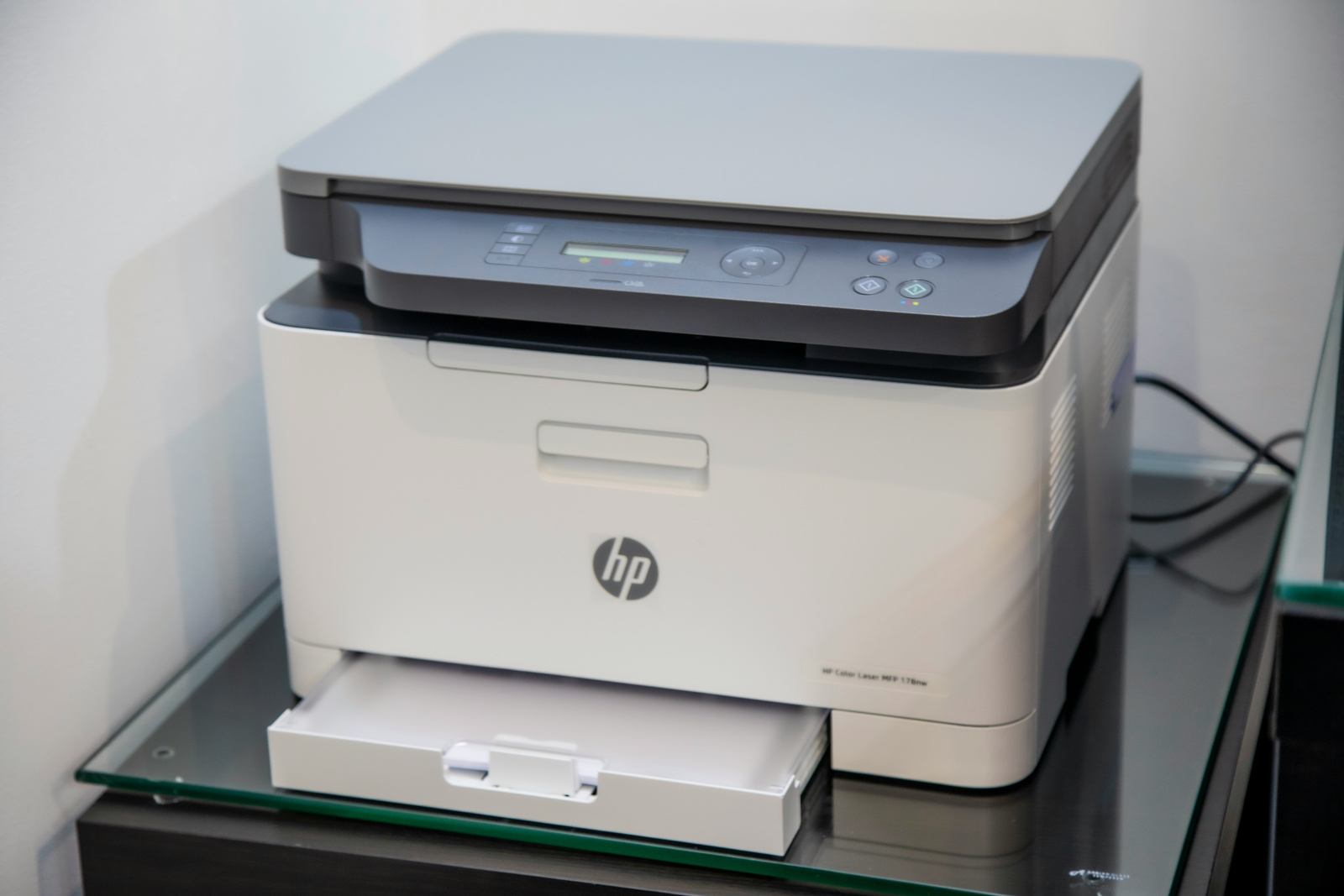 HP laserski pisač na staklenoj podlozi.